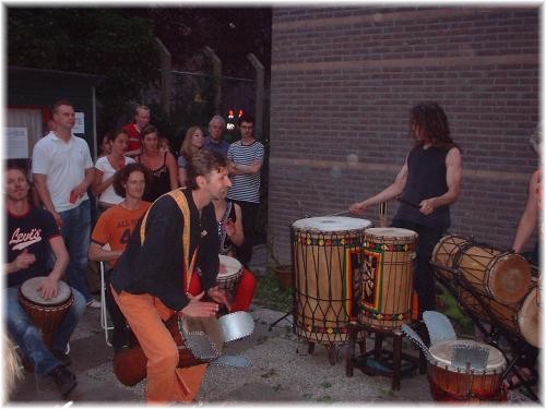 djembe en doundoun spelen is leuk!